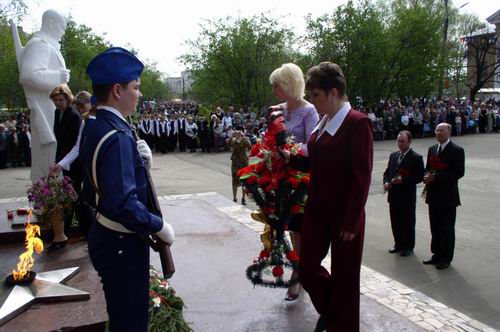 15:04 В Шумерле к обелиску павшим воинам возложили корзину цветов от имени Президента ЧР